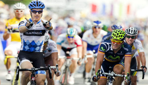 Todo un símbolo:esgrimiendo la w de Weylandt en su triunfo del Tour 2011