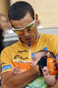 Momento cúlmine en su carrera:Líder de la Vuelta con su hijo en brazos