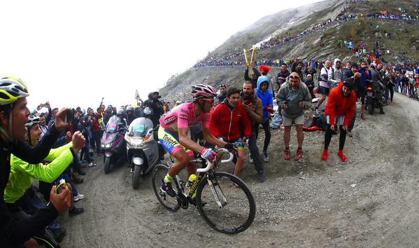 Contador sufre, aislado, en la Finestre. Foto:ANSA