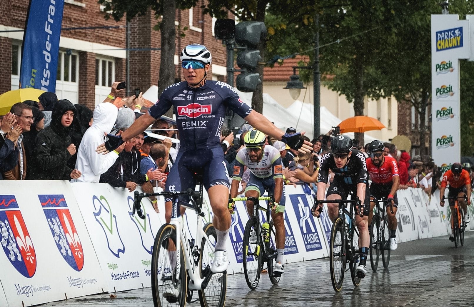 Philipsen emerge como alternativa del Alpecin para las clásicas ante la incógnita de Van der Poel